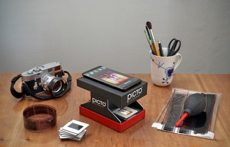 PictoScanner portable scanner turns negatives and slides into digital images using any smartphone