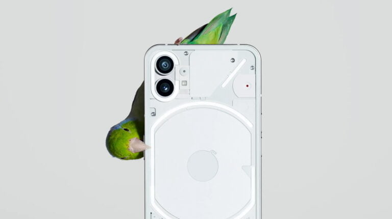 What can the Nothing Phone (1) offer? Is the Moto Edge 30 better?